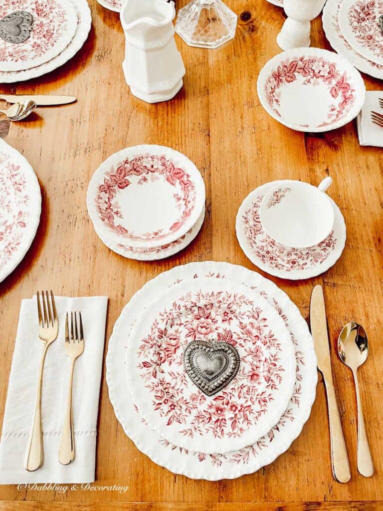 valentines table setting ideas while using white plates
